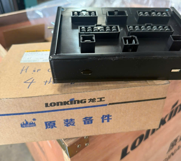 Hộp cầu chì xe xúc lật Lonking 862 mã 60403010079